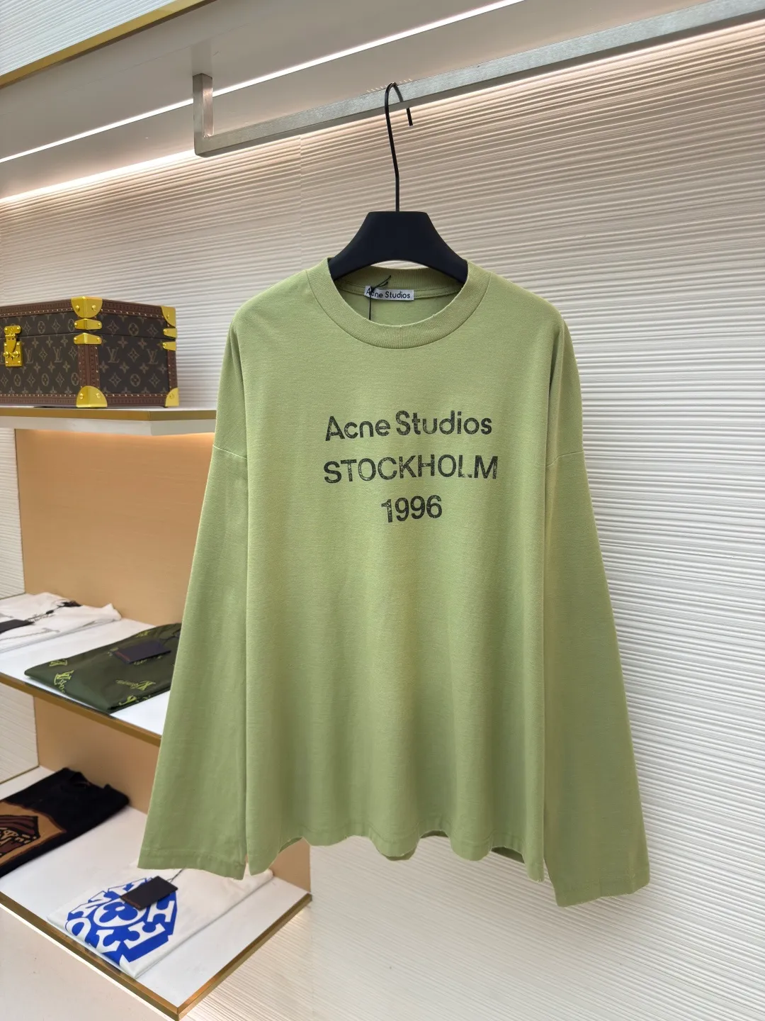Acne Studios 1966 mud-dyed washed and distressed long sleeves ●Authentic product: purchased and developed for 2399 ●Item number: 1680623-A15 ●Fabric: super soft cotton fabric ●Technology: washed and distressed ●Version: loose fit ●Weight: about 420 grams ●Size: S-M-L-XL ●Description: Made of ultra-soft pure cotton fabric, garment-dyed, washed and distressed, the chest part has a dirty feel, and the lower part shows a gradient effect. The neckline is slightly frayed to better fit the overall tone. The overall line is straight and delicate, the fabric is comfortable and soft, and the color is consistent without color difference. It can be matched with the same style to create a fashionable look and control various occasions. Customized accessories, complete with three standards, the same style for men and women!